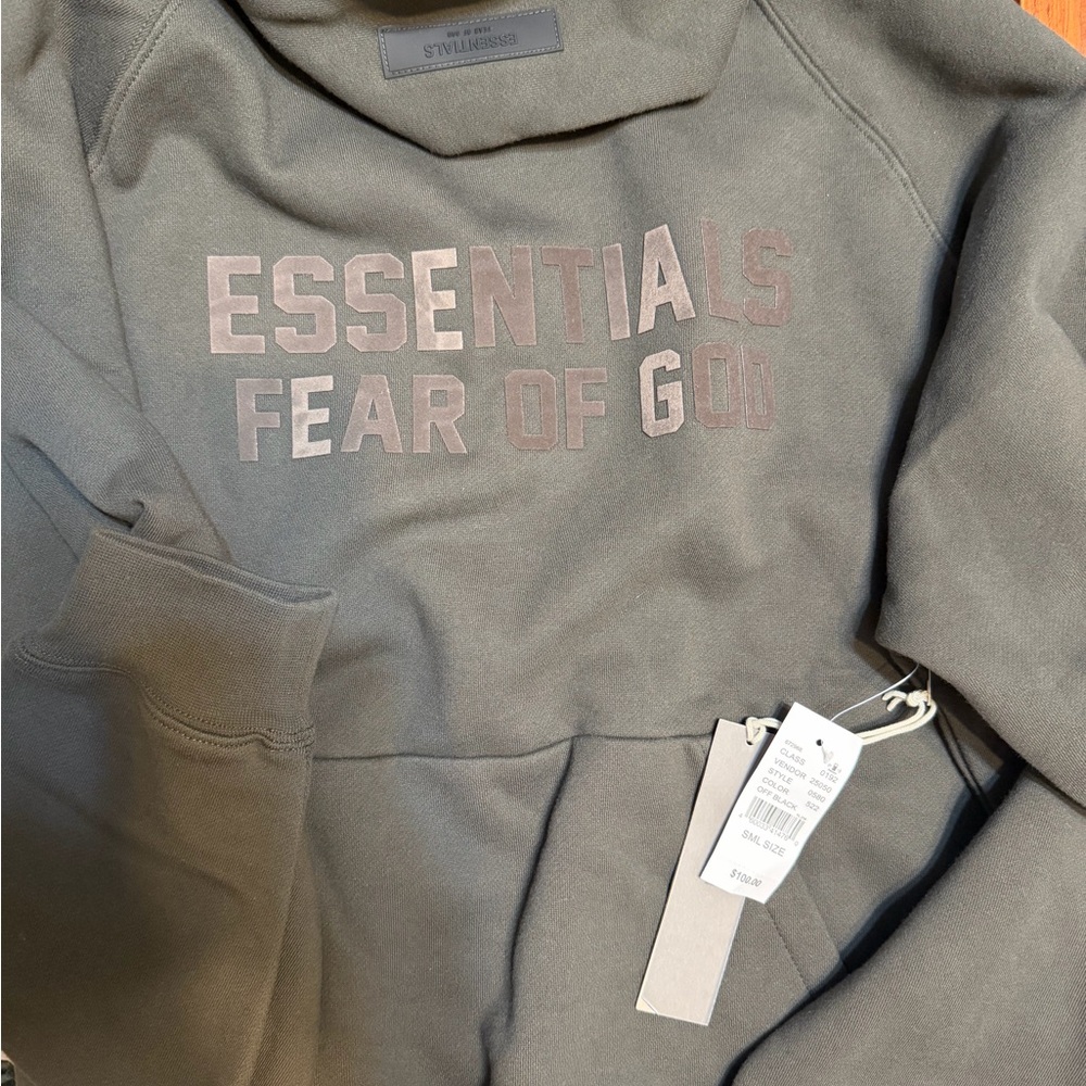 Fear of God Essentials Crewneck Sweatshirt in Black charcoal